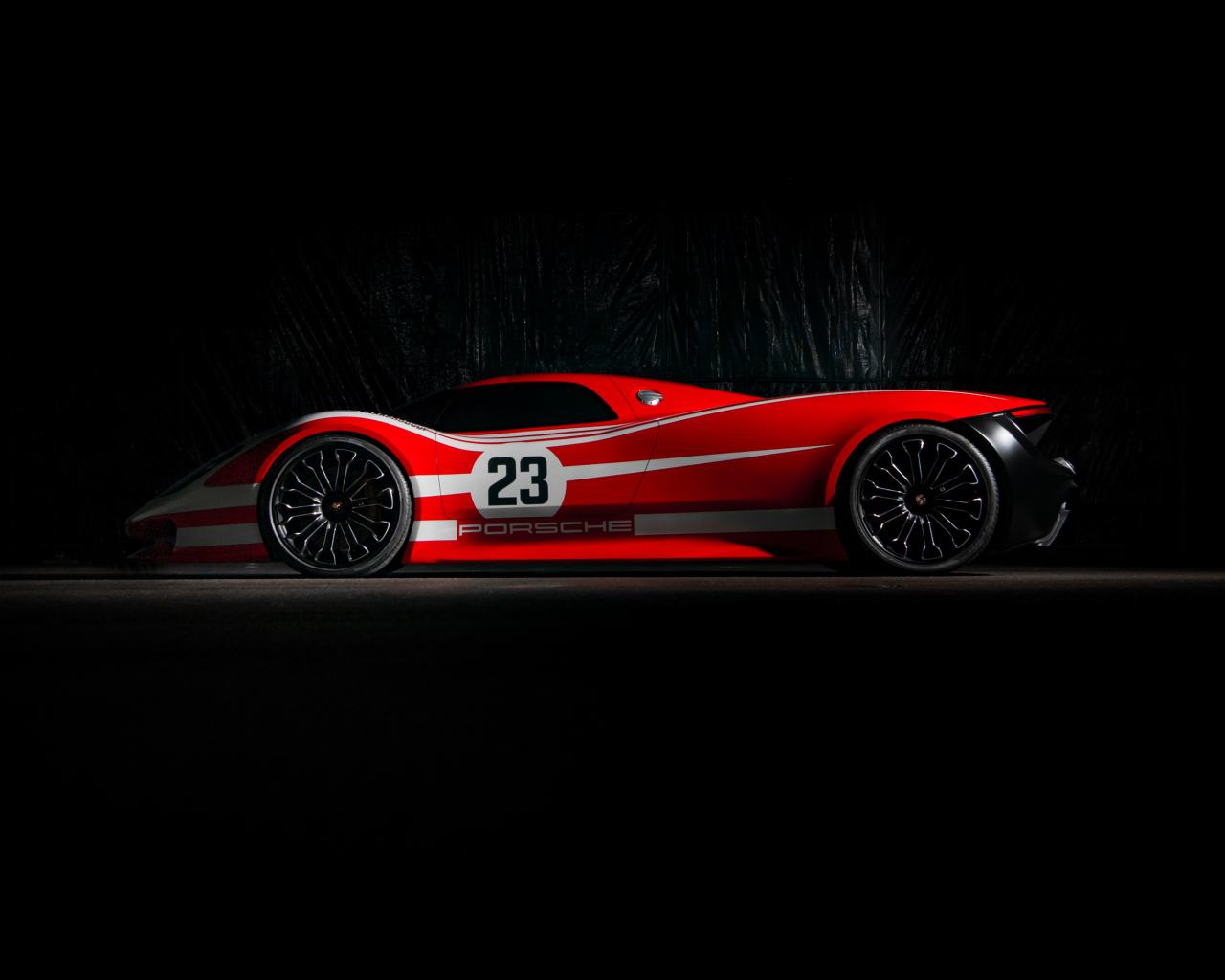 Автомобиль Porsche 917 Living Legend  вид сбоку