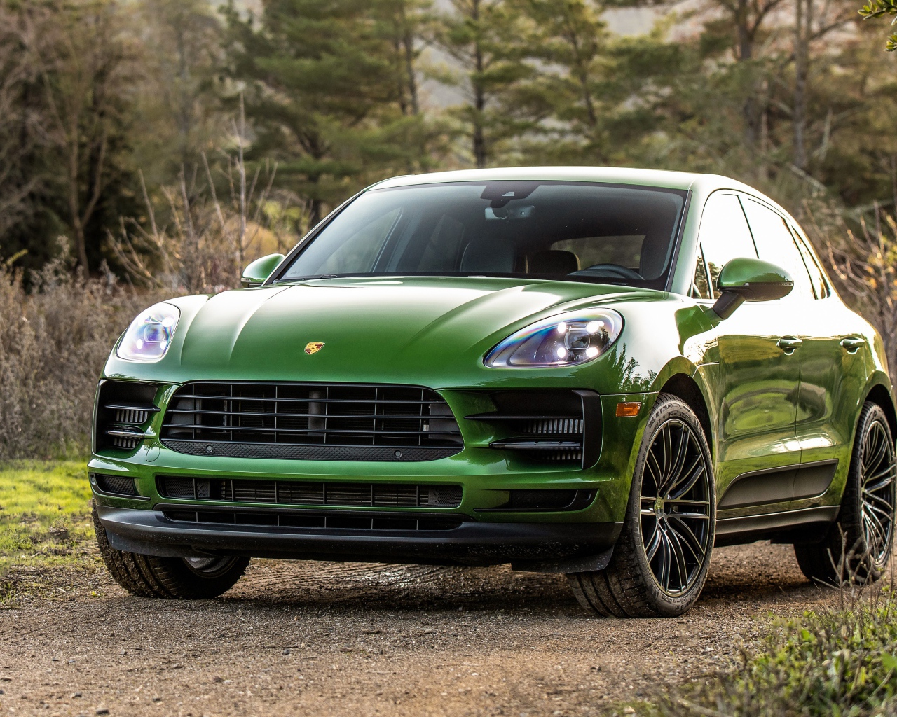 Зеленый внедорожник Porsche Macan S в лесу