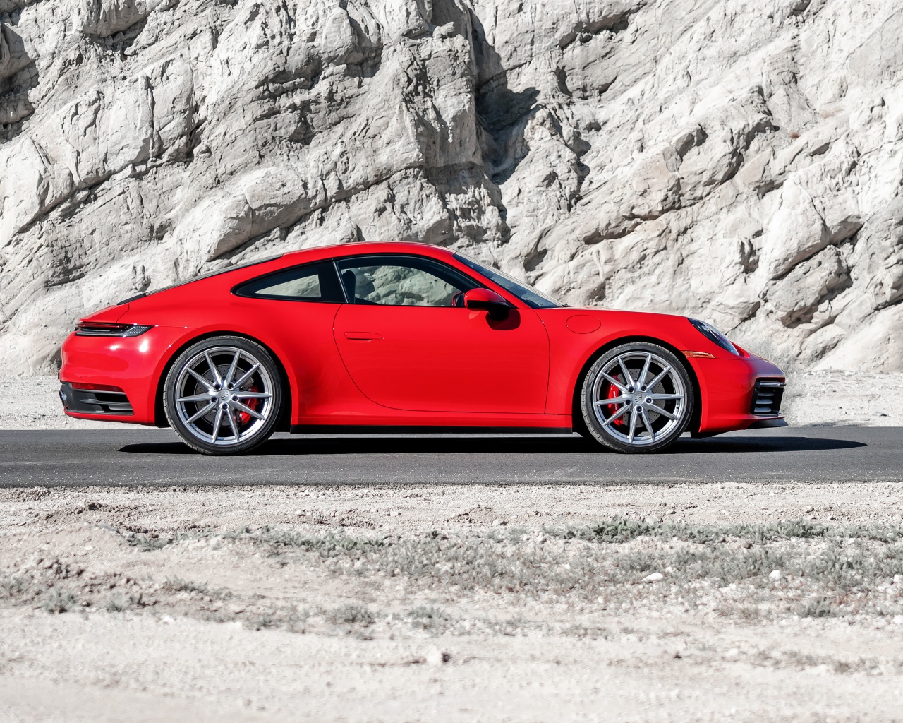 Красный  Porsche 911 Carrera S, 2020 года на фоне горы