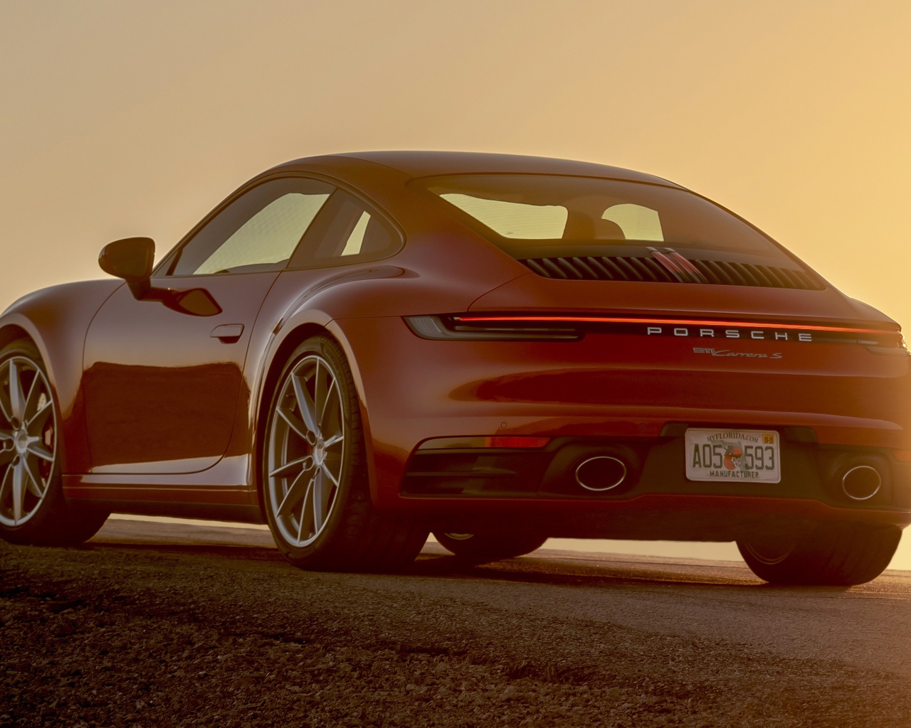 Красный автомобиль  Porsche 911 Carrera S, 2020 года вид сзади