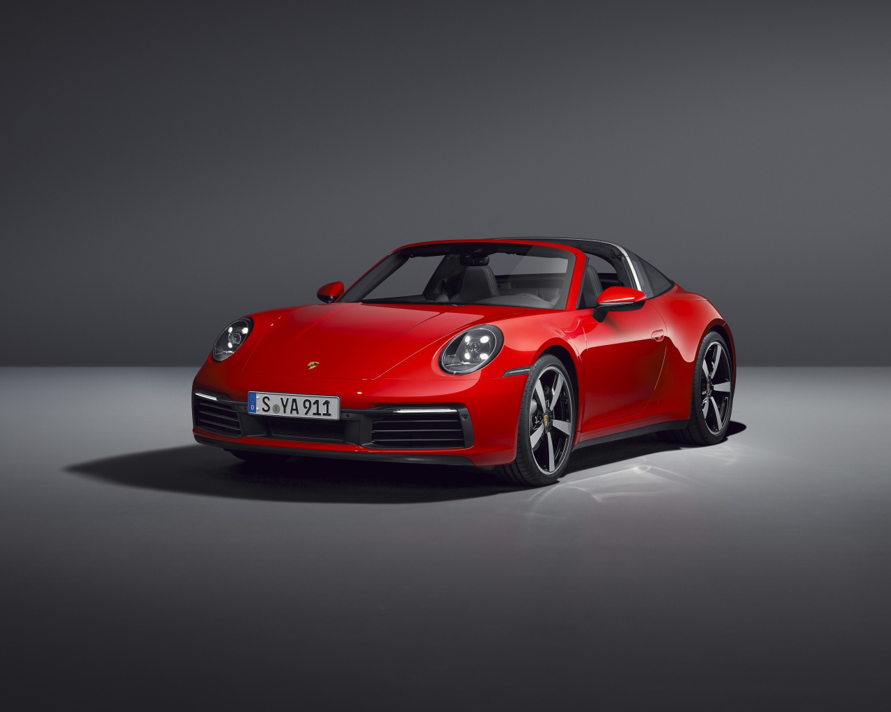 Красный автомобиль Porsche 911 Targa 4 2020 года на сером фоне