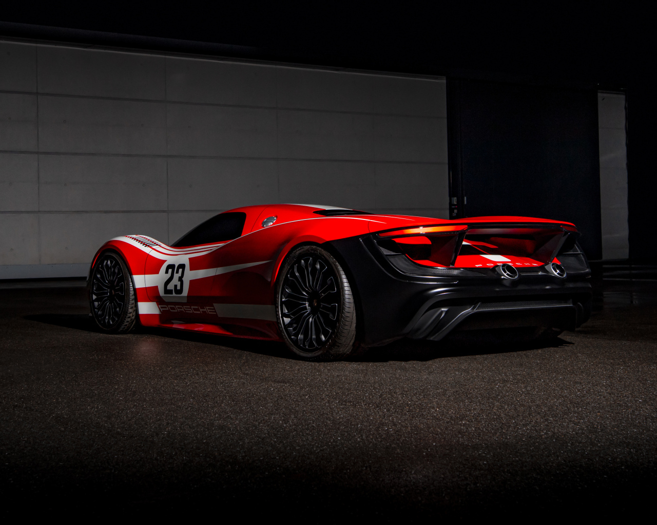 Красный гоночный автомобиль Porsche 917 Living Legend  вид сзади