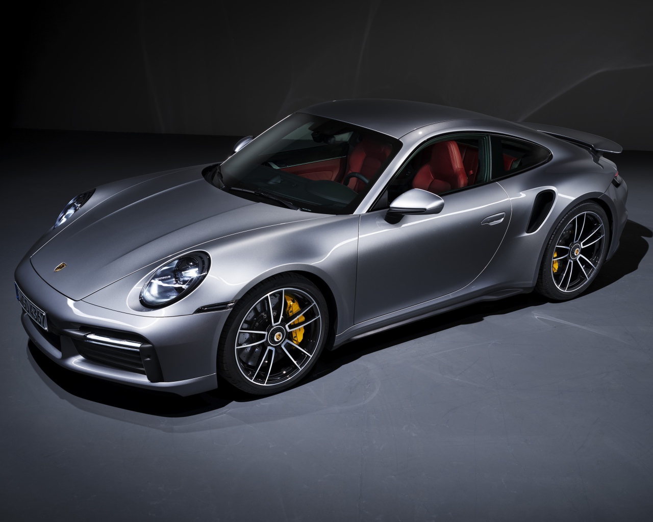 Серебристый автомобиль Porsche 911 Turbo S 2020 года вид сверху 