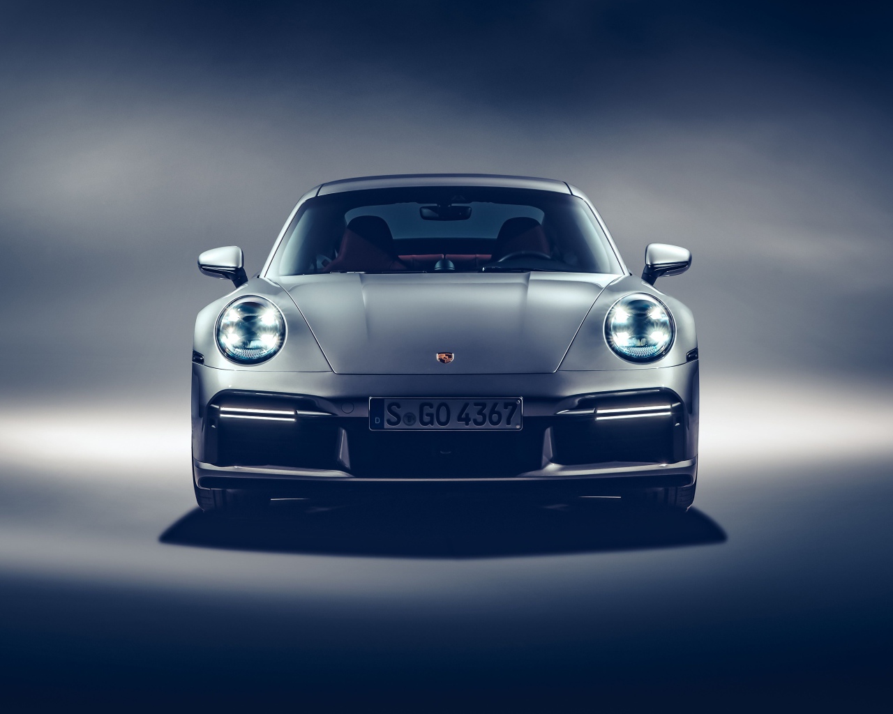 Серебристый Porsche 911 Turbo S 2020 года вид спереди