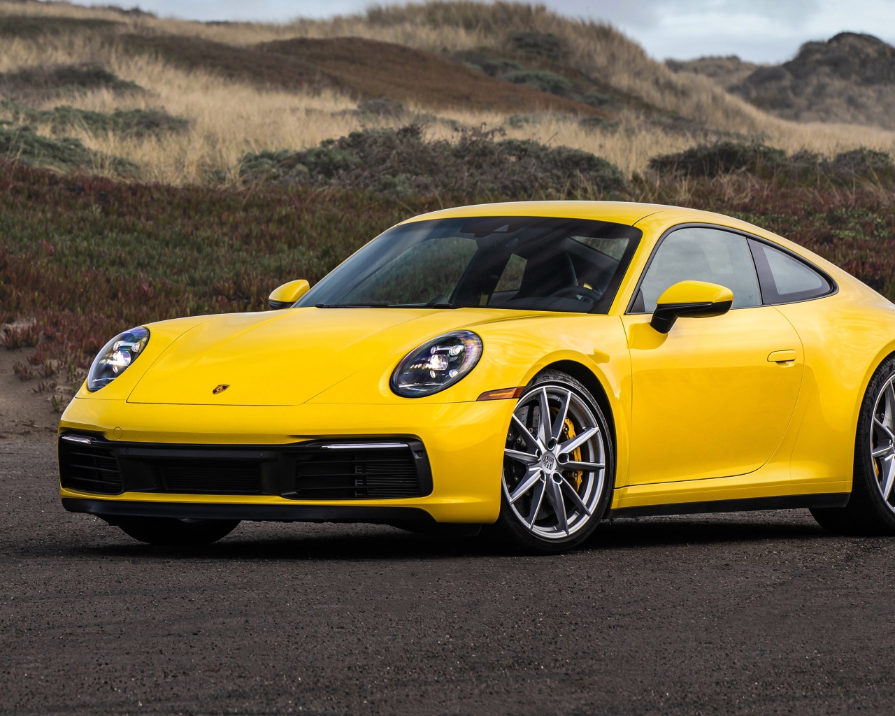 Желтый автомобиль Porsche 911 Carrera 4S, 2020 года