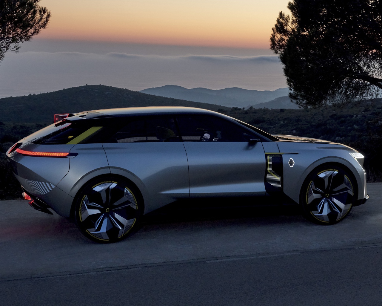 Внедорожник Renault Morphoz 2020 года на фоне заката