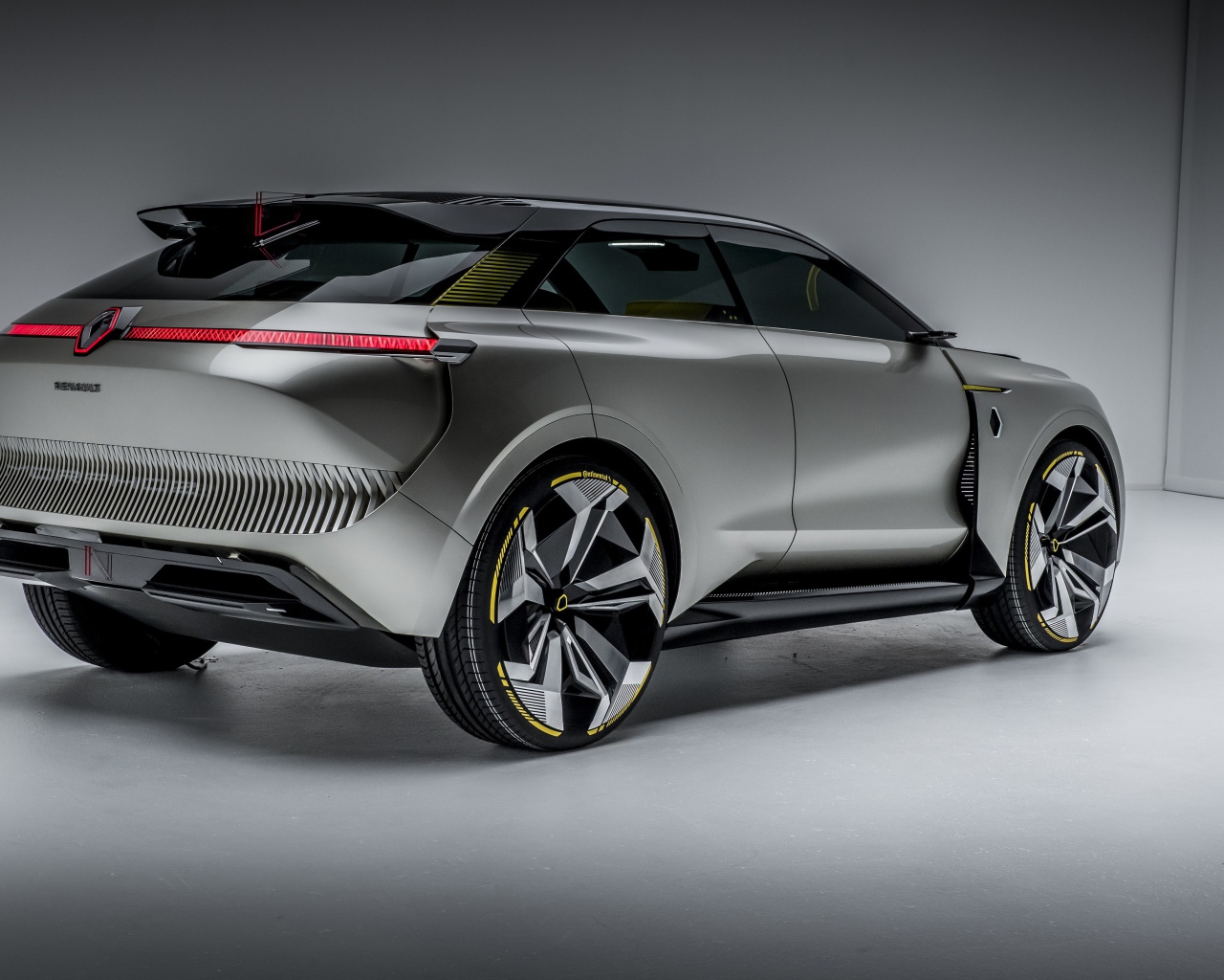 Серебристый автомобиль Renault Morphoz 2020 года вид сзади