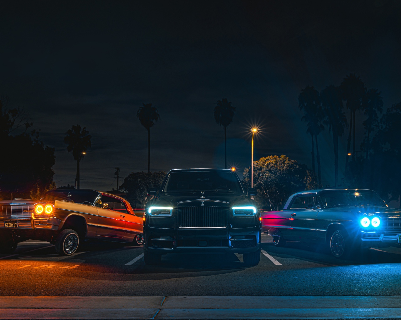 Автомобили Rolls-Royce Cullinan, 2020 года с включенным фарами