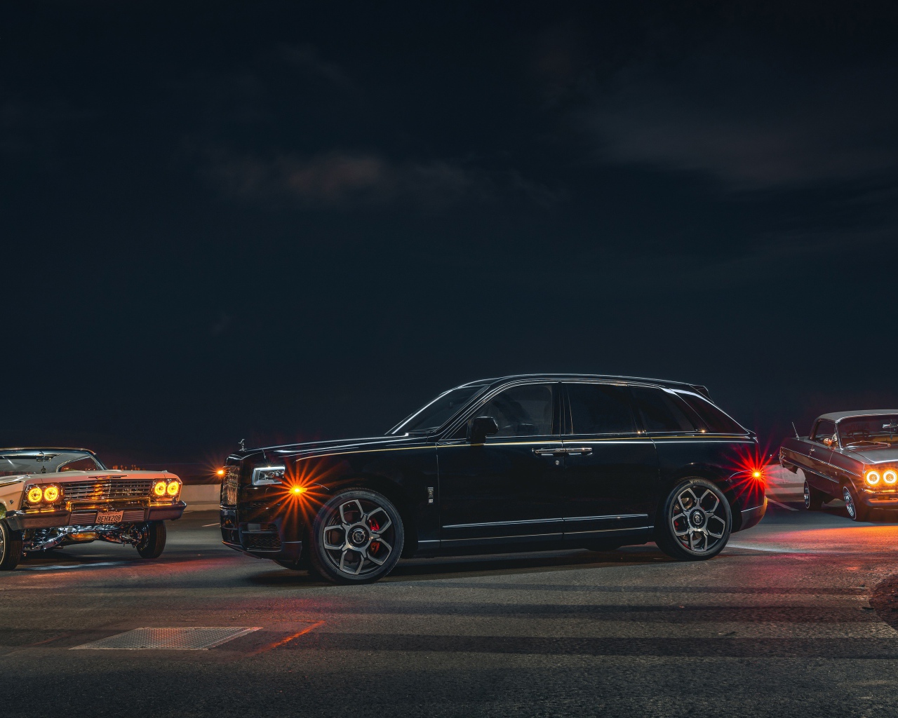 Автомобиль  Rolls-Royce Cullinan, 2020 года ночью 