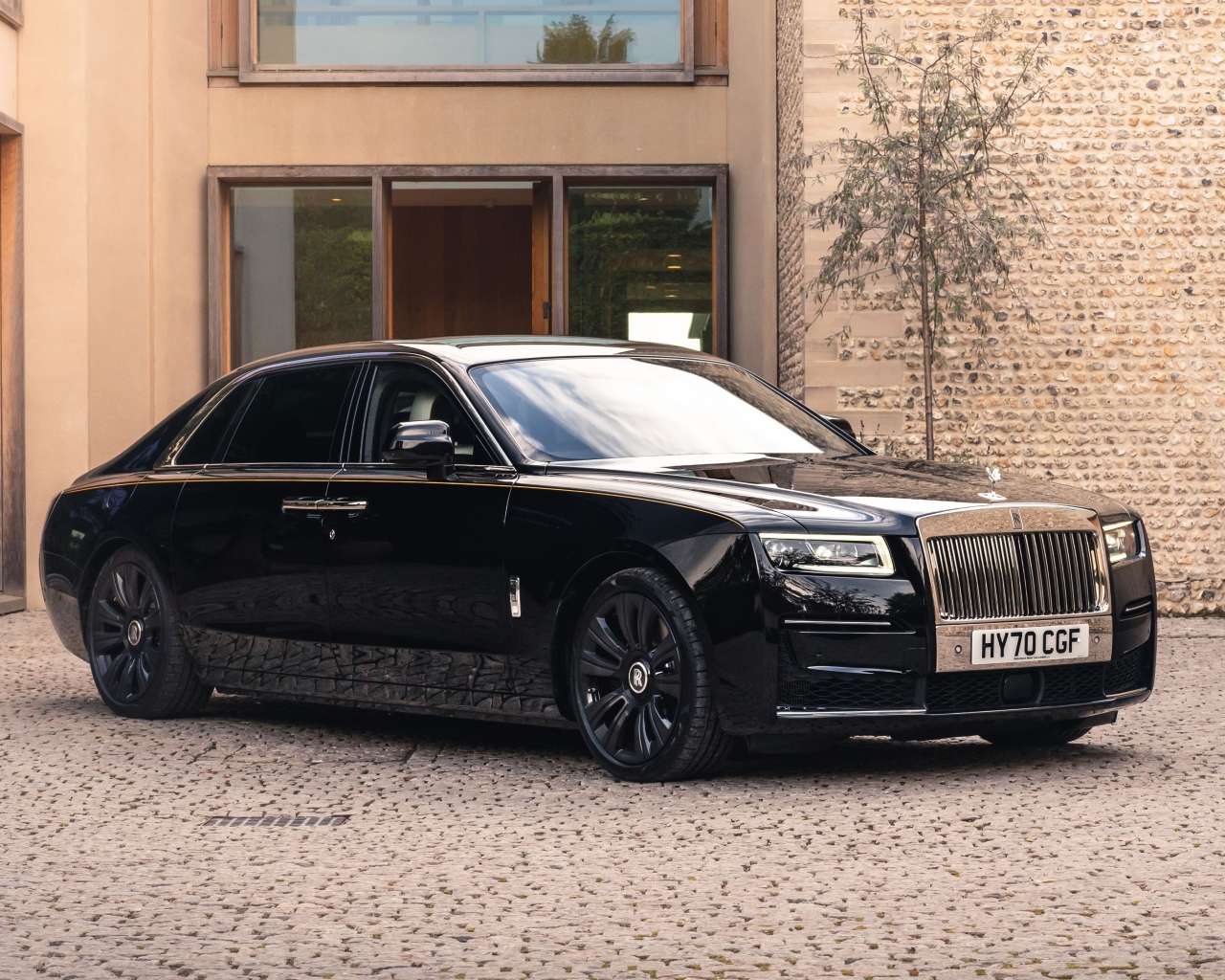 Черный деловой автомобиль Rolls-Royce Ghost EWB 2020 года у дома 