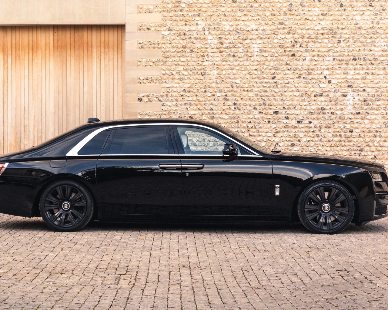 Черный автомобиль Rolls-Royce Ghost EWB 2020 года у стены