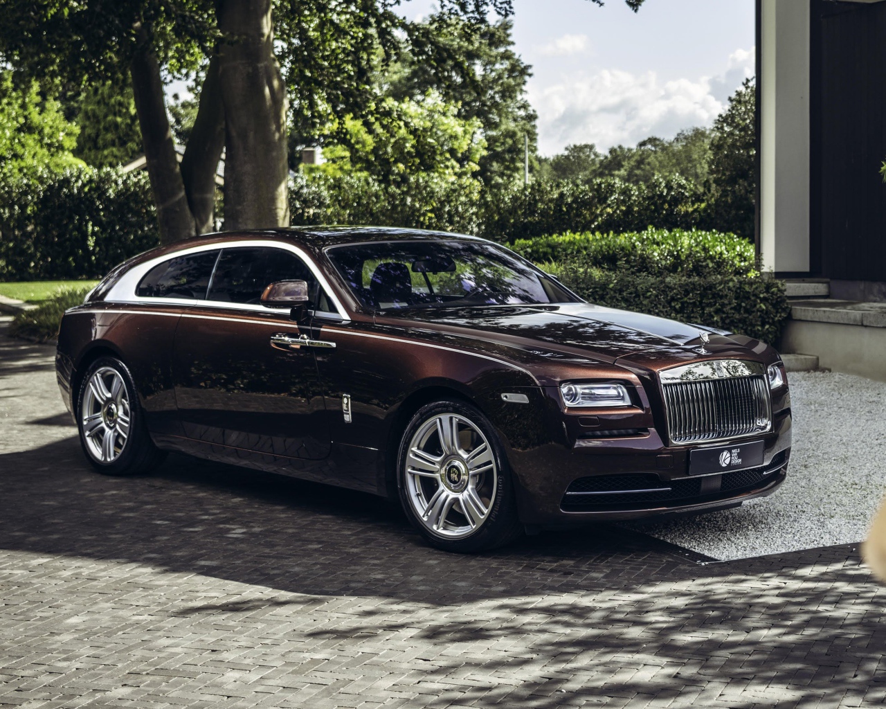 Коричневый автомобиль  Rolls-Royce Wraith Shooting Brake 2020 года в парке