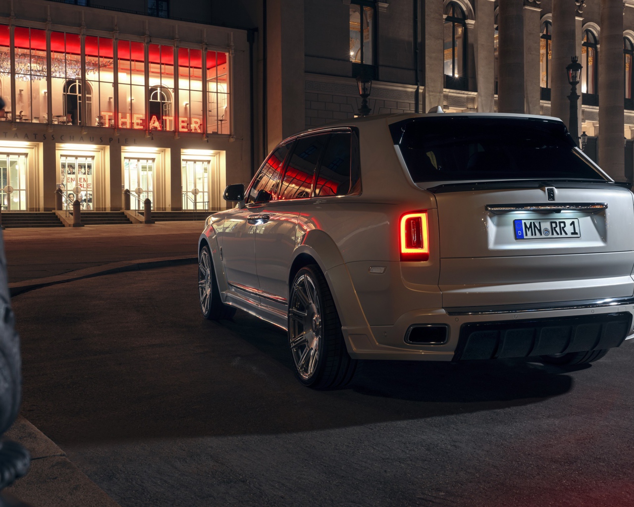 Белый внедорожник  Rolls-Royce Cullinan 2020 года вид сзади