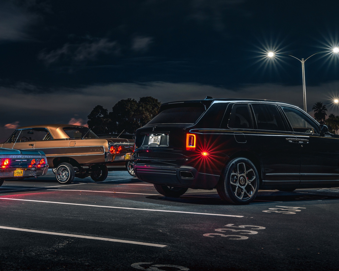 Черный Rolls-Royce Cullinan, 2020 года вид сзади