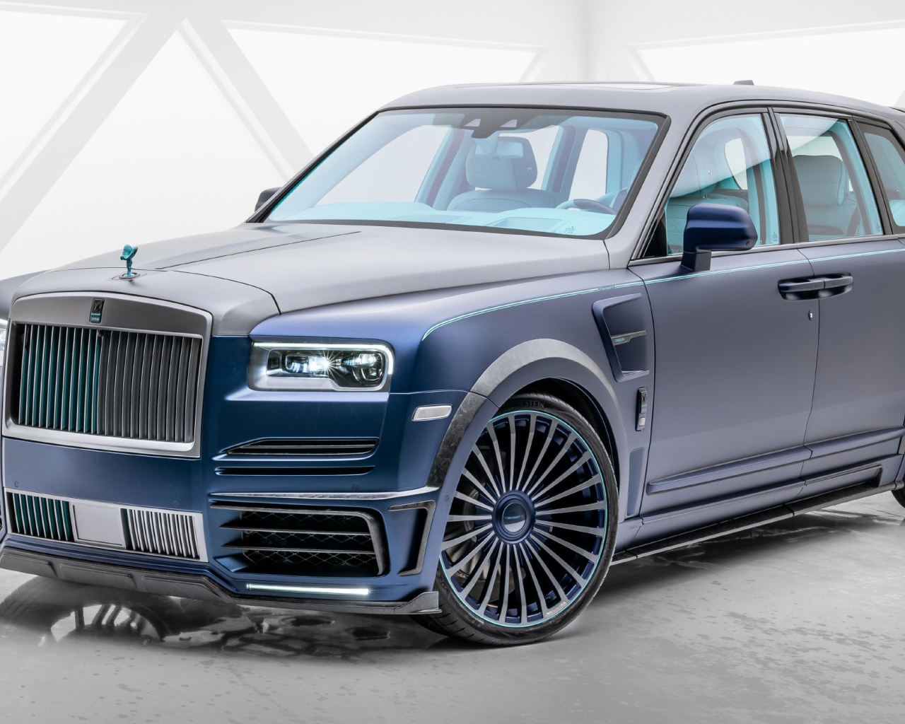 Дорогой внедорожник Mansory Rolls-Royce Cullinan Coastline 2020 года