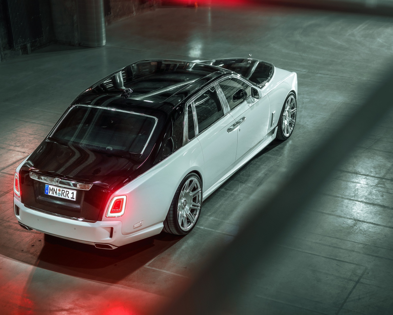 Дорогой автомобиль  Rolls-Royce Phantom 2019  года