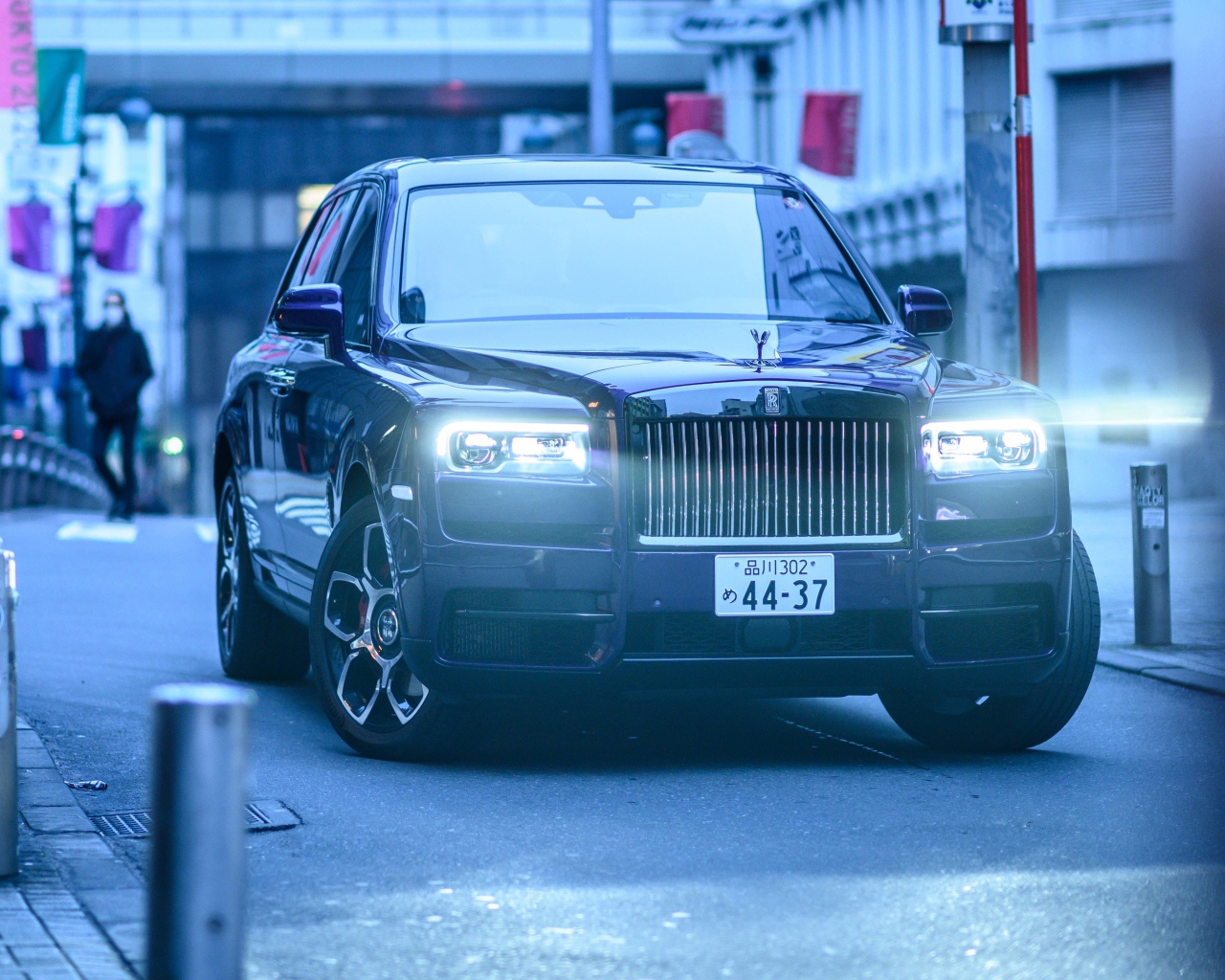 Автомобиль Rolls-Royce Cullinan с включенными фарами