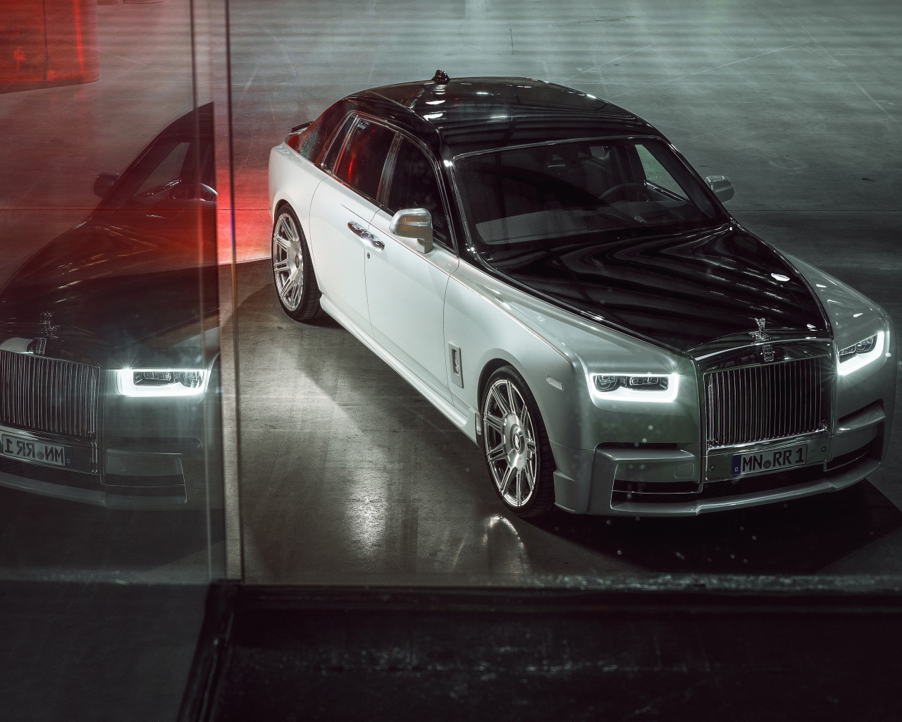 Серебристый автомобиль Rolls-Royce Phantom 2019 года