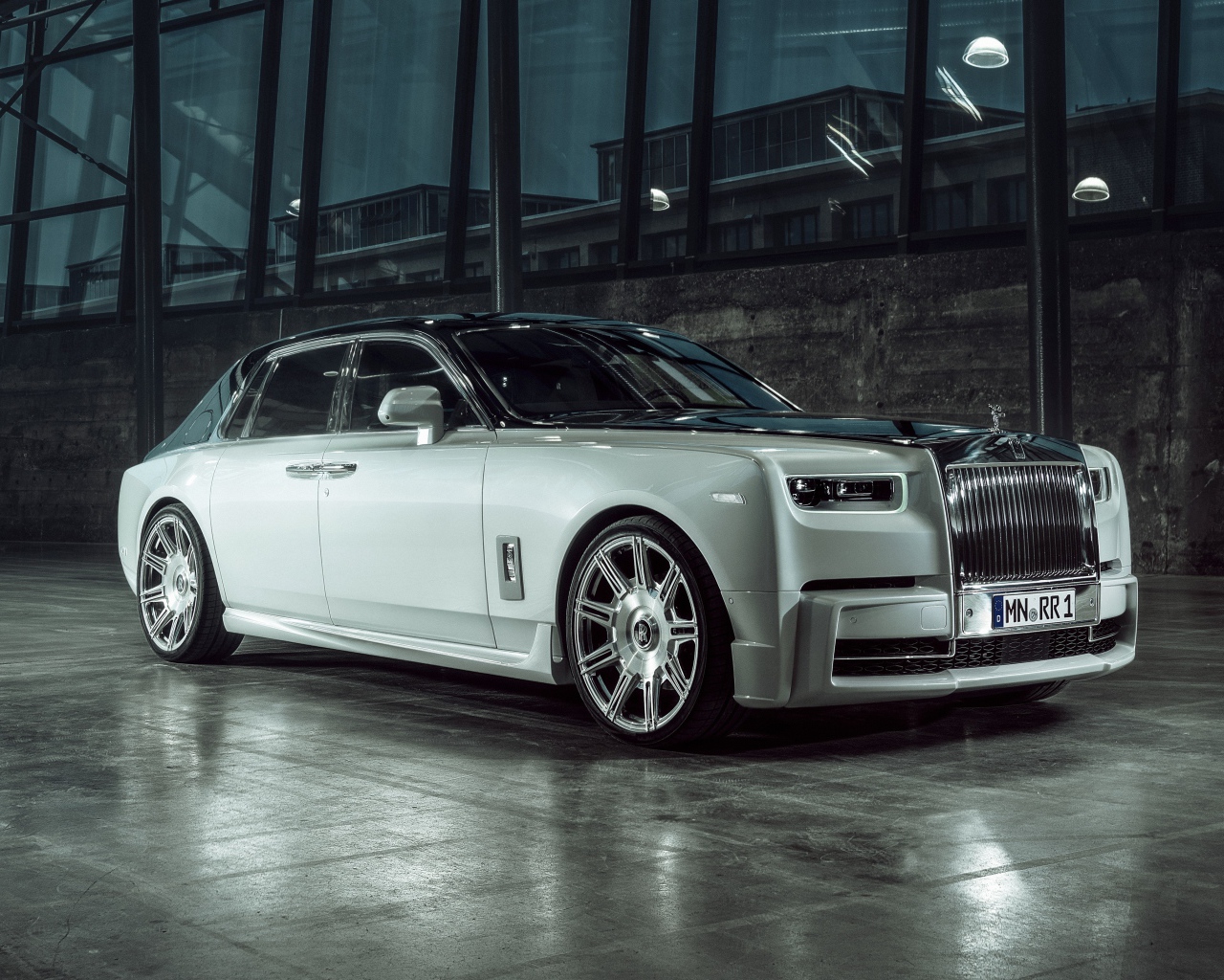 Стильный дорогой автомобиль  Rolls-Royce Phantom 2019 года