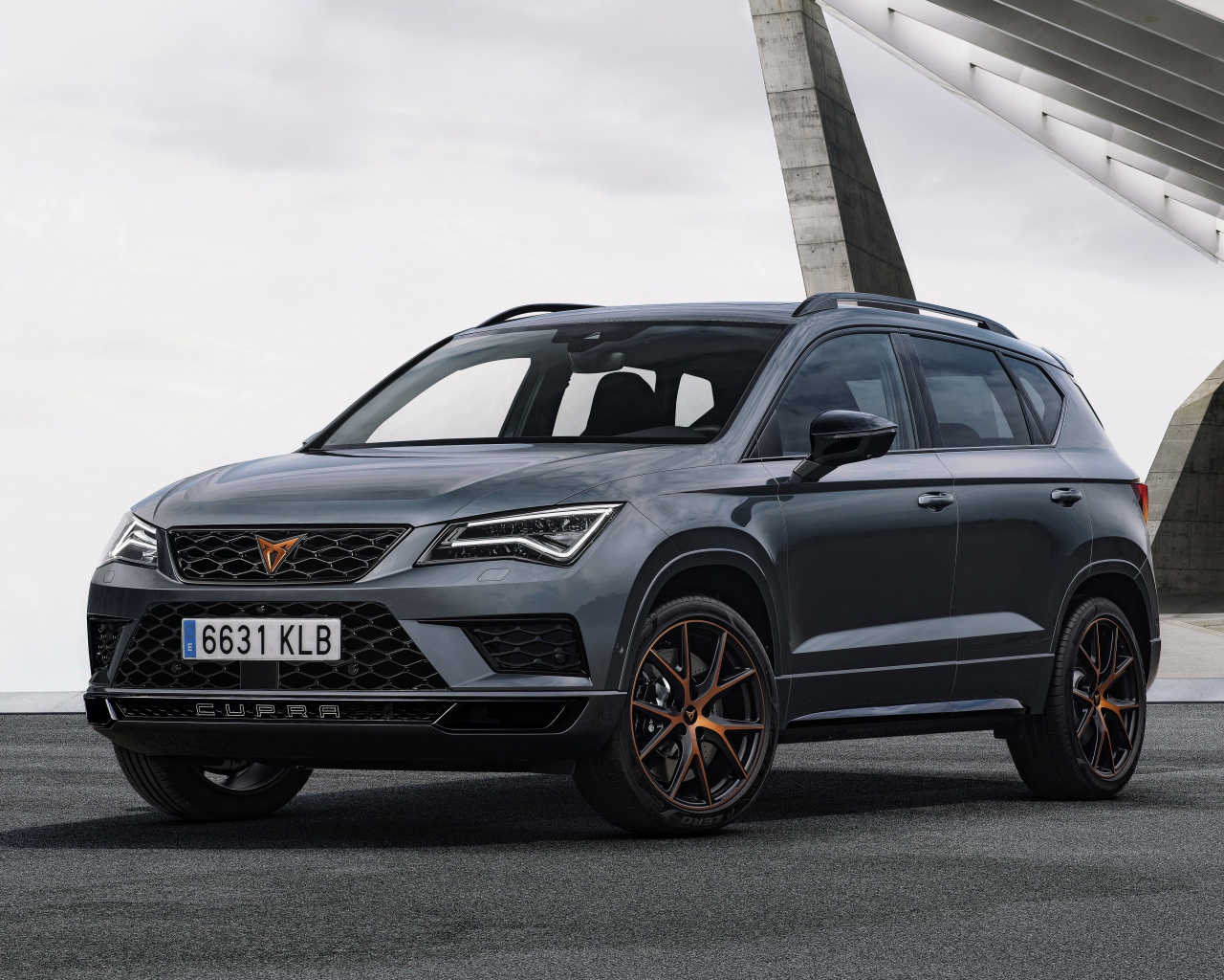 Автомобиль Seat Cupra Ateca у здания