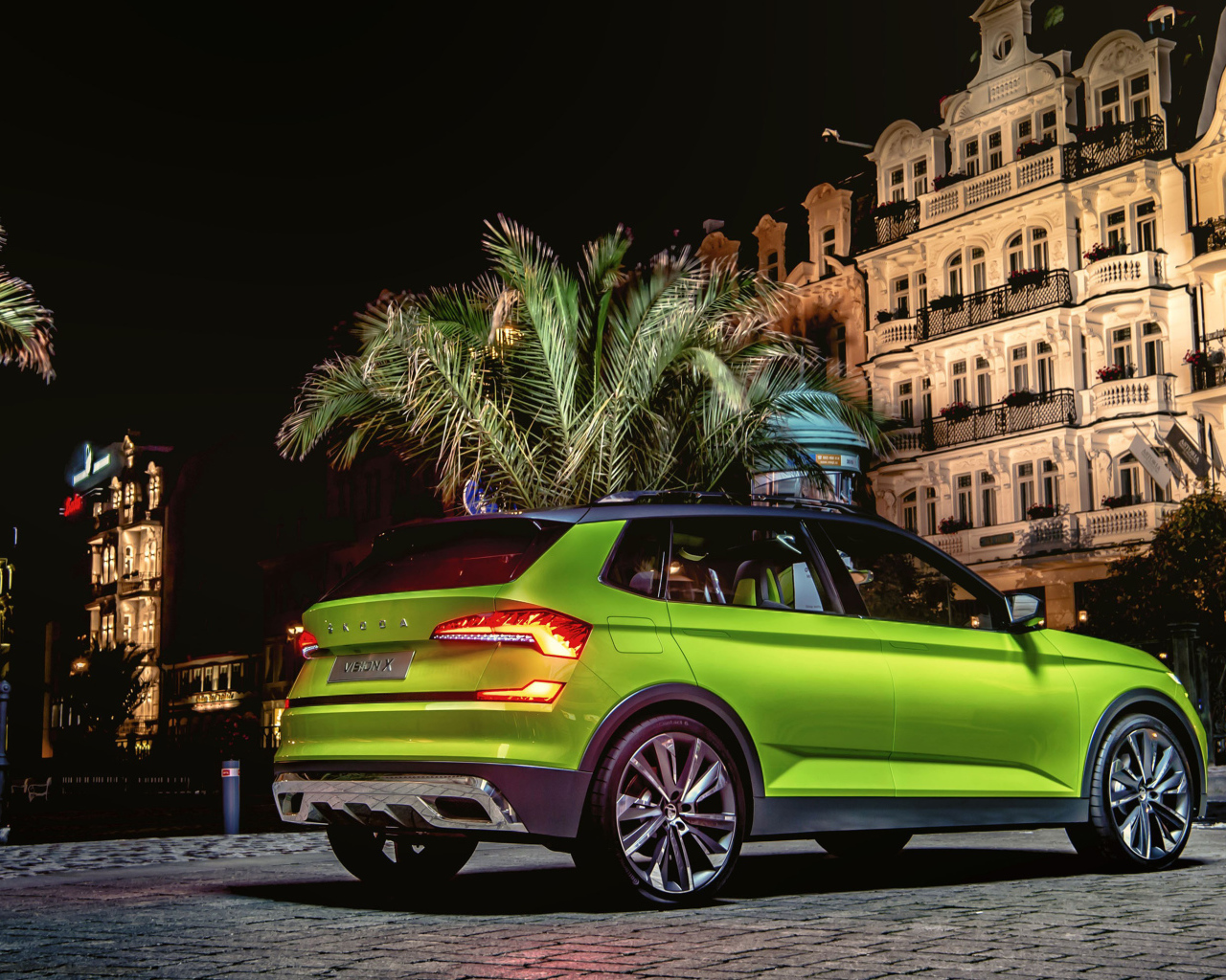 Внедорожник Skoda Vision X 2019 года у здания