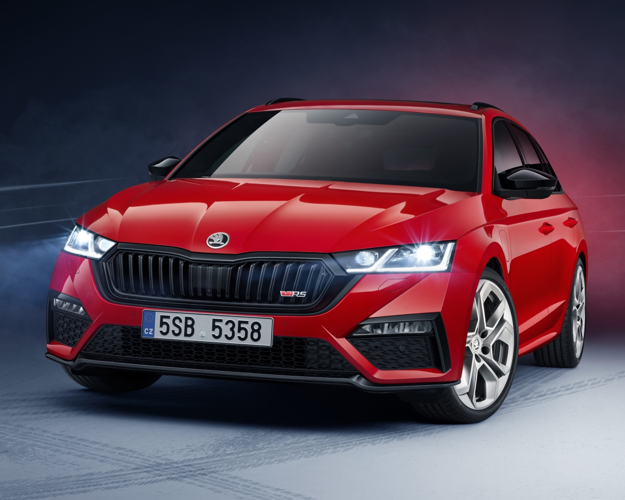 Красный автомобиль Skoda Octavia RS IV Combi 2020 года 