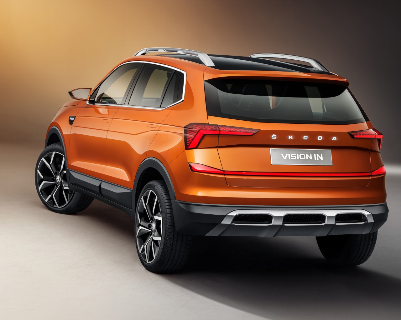 Оранжевый внедорожник Skoda Vision IN 2020 года вид сзади