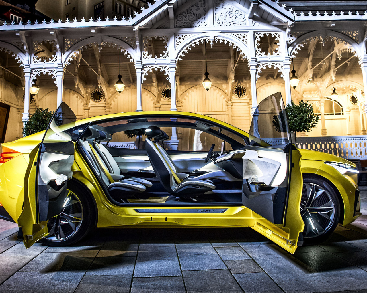 Желтый внедорожник Skoda Vision IV 2019 года на фоне дома