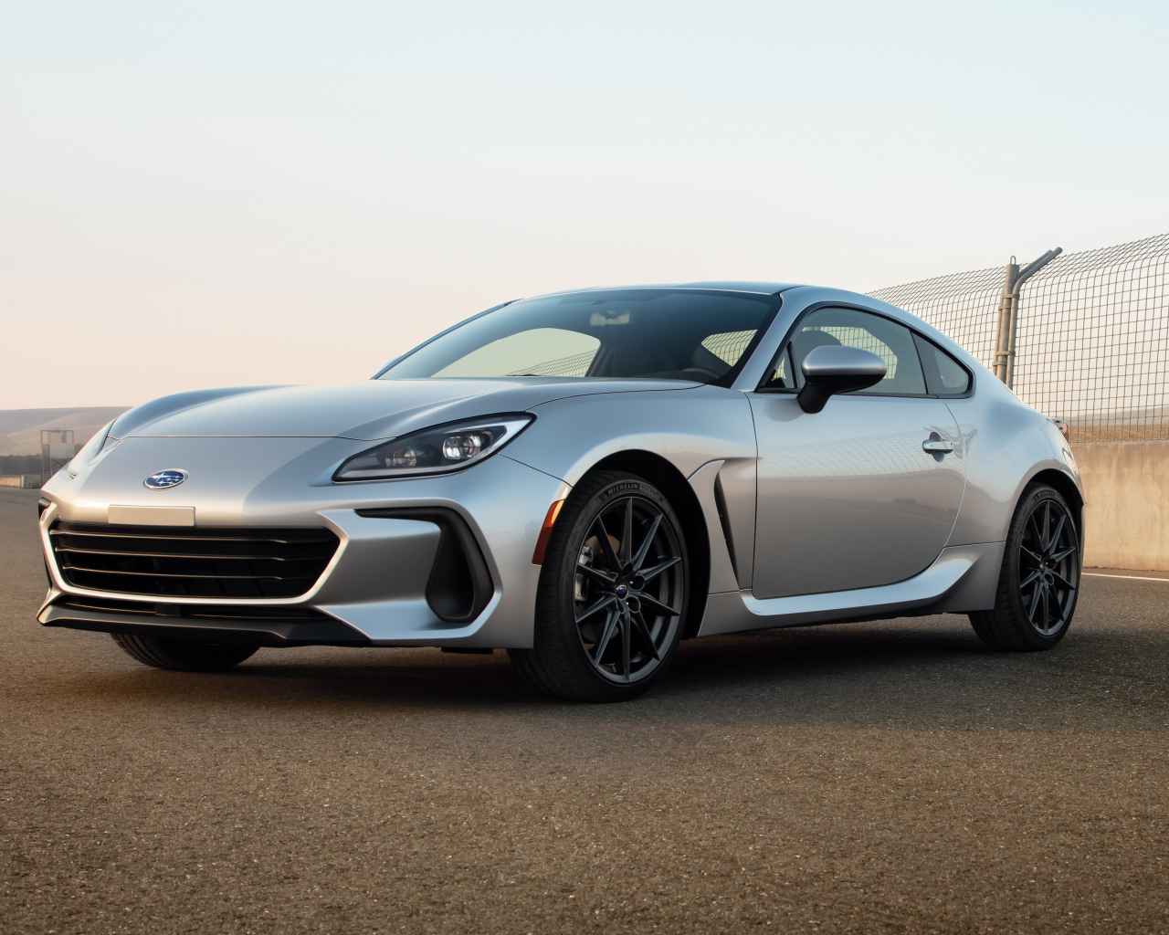 Серебристый автомобиль Subaru BRZ 2022 года