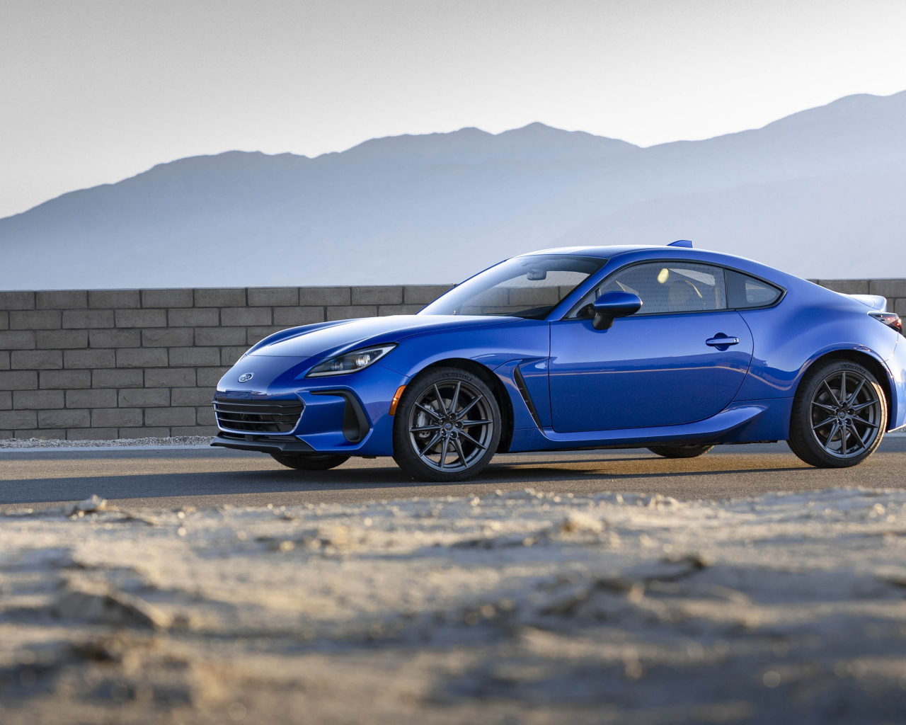 Синий автомобиль Subaru BRZ, 2022 года в лучах солнца