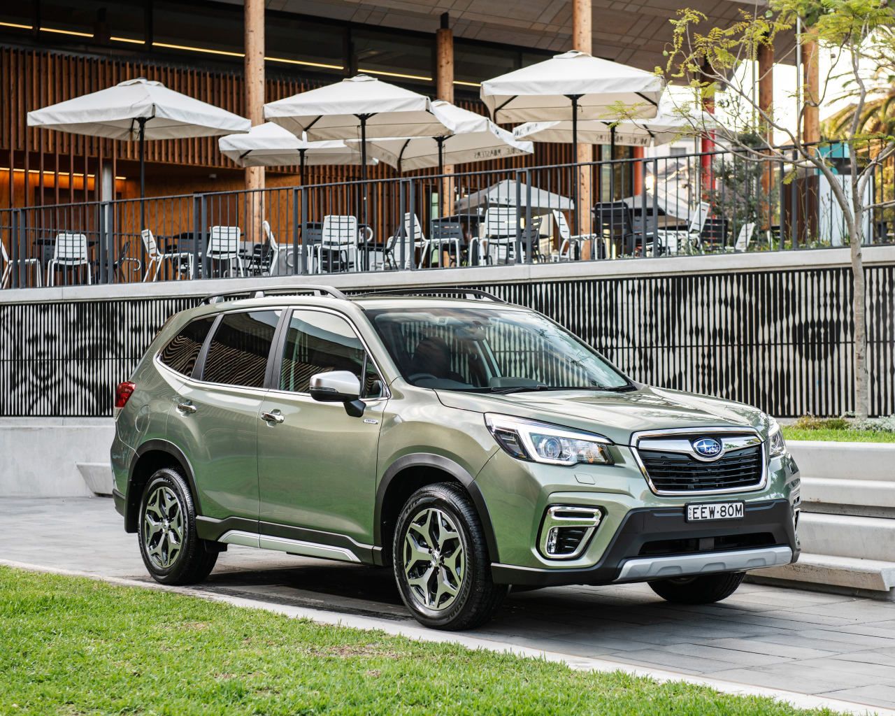 Кроссовер Subaru Forester, 2020 года стоит у кафе