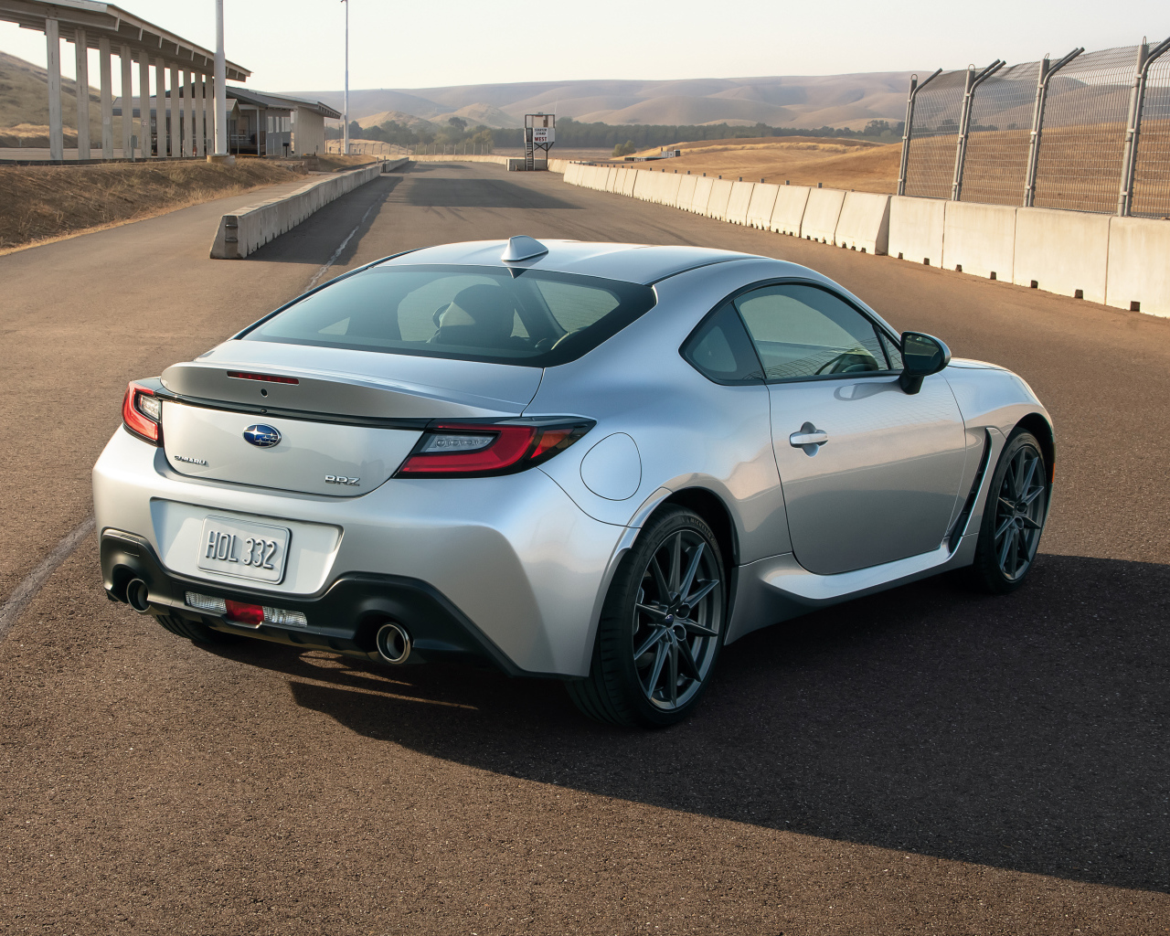 Серебристый автомобиль Subaru BRZ, 2022 года вид сзади