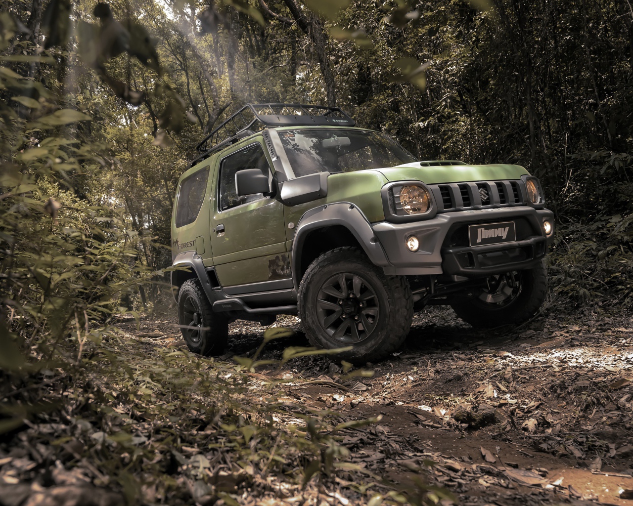 Внедорожник Suzuki Jimny Forest 2020 года едет в лесу