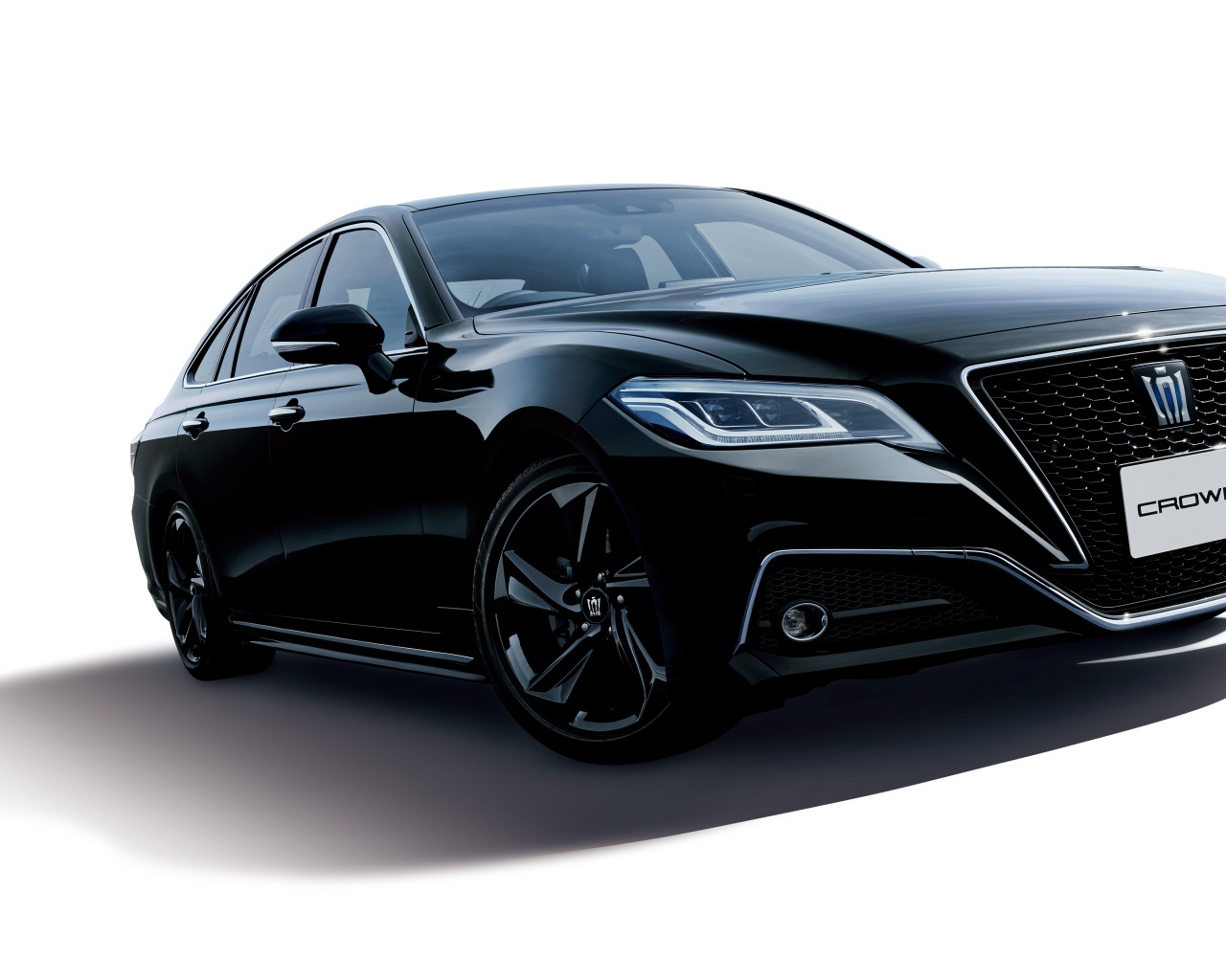 Черный автомобиль Toyota Crown RS Limited 2020 года на белом фоне