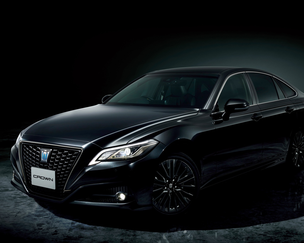 Черный автомобиль Toyota Crown S Sport Style 2020 года