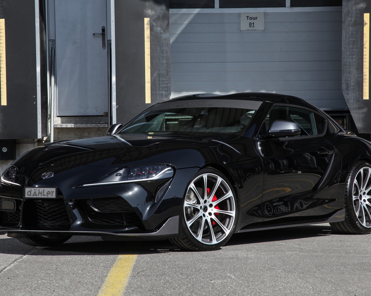 Черный автомобиль Toyota GR Supra 2020 года 