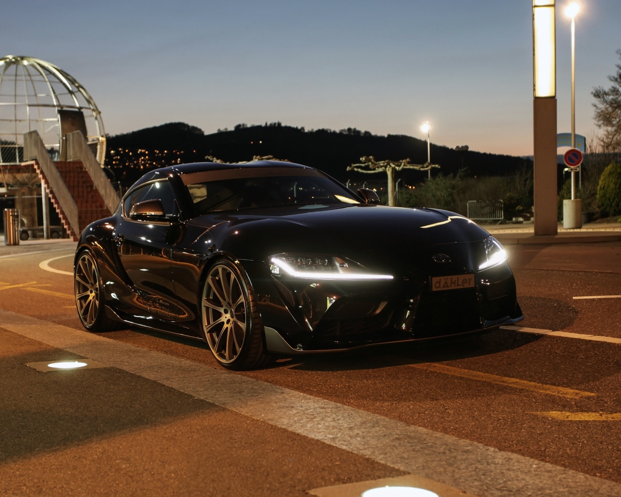 Черный автомобиль Toyota GR Supra 2020 года в парке