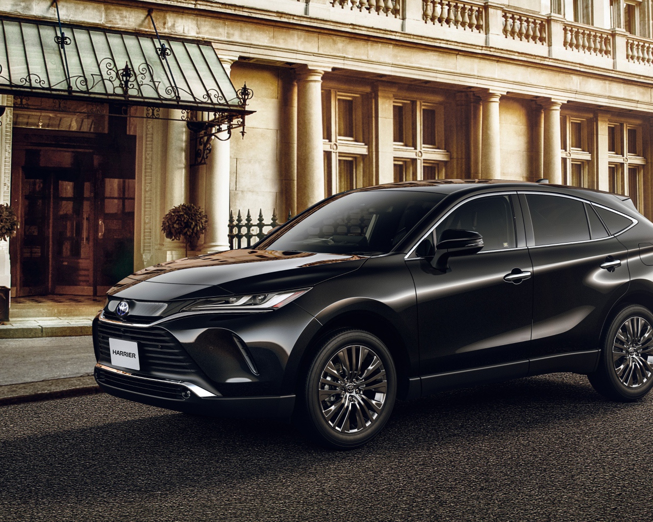 Черный автомобиль Toyota Harrier 2020 года у старого дома