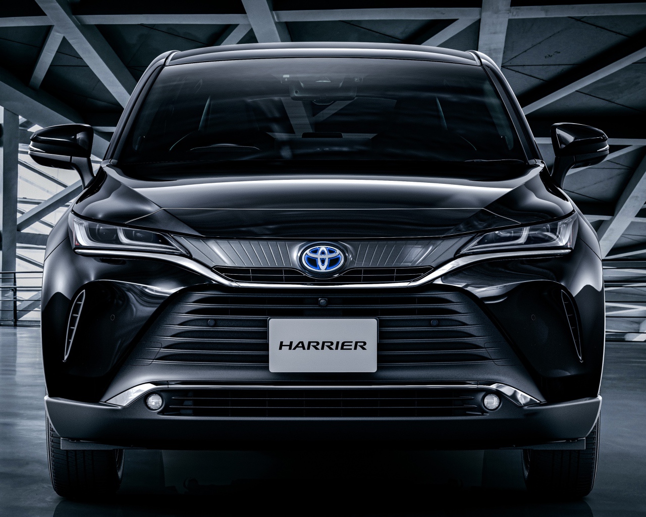 Черный автомобиль Toyota Harrier 2020 года вид спереди