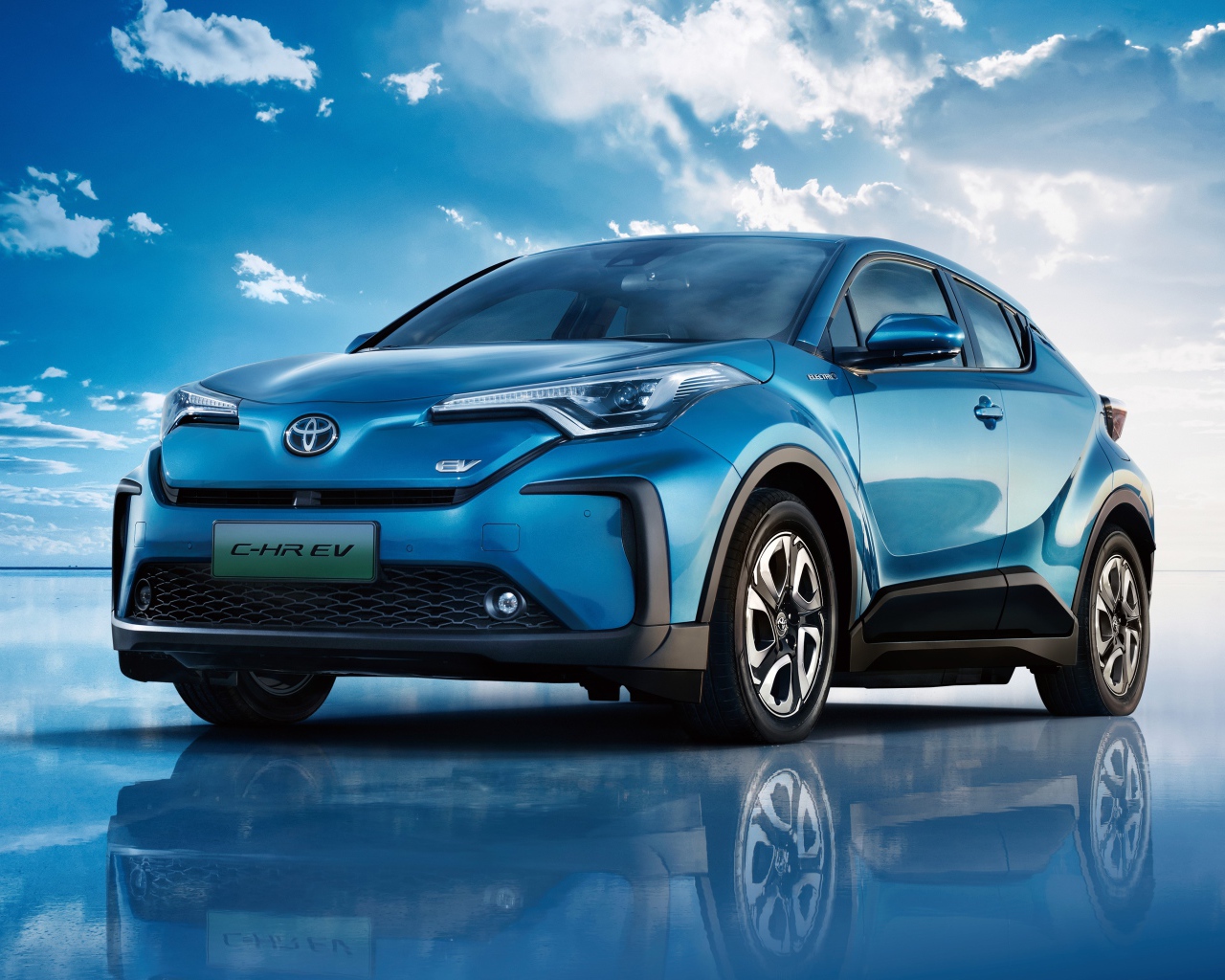 Синий автомобиль Toyota C-HR EV 2020 года под голубым небом 