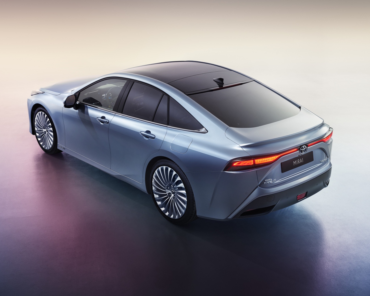 Серебристый автомобиль Toyota Mirai 2020 года вид сзади