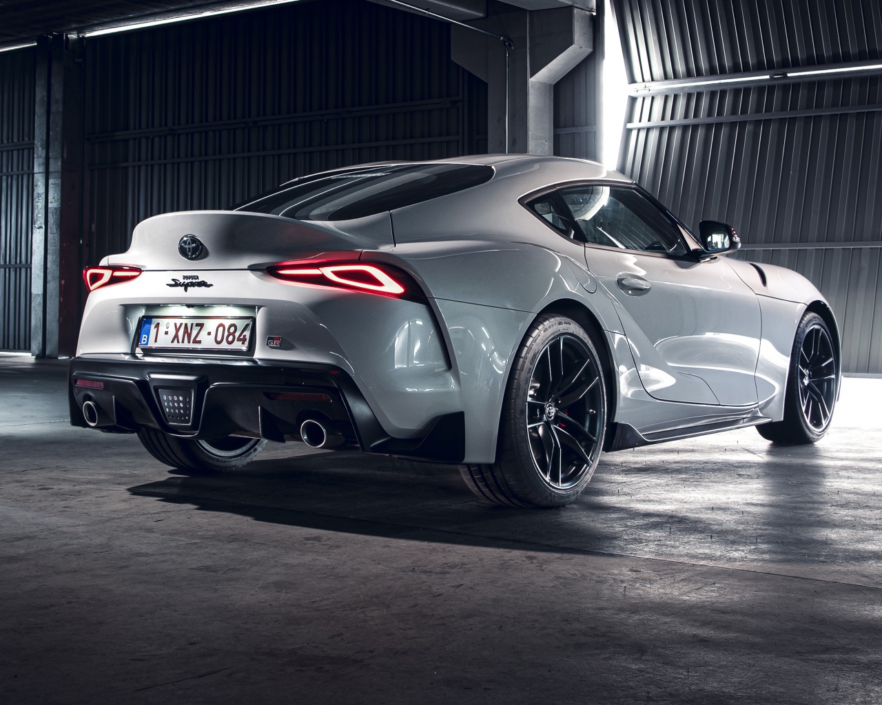 Белый автомобиль Toyota GR Supra 2 Fuji Speedway Edition 2020 года вид сзади 