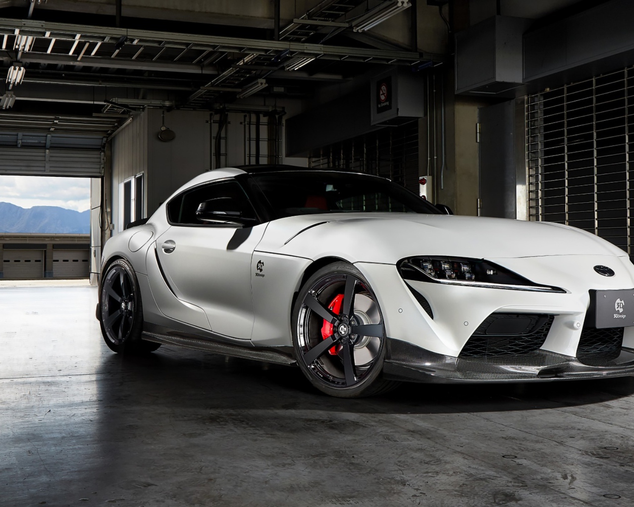 Белый автомобиль  Toyota GR Supra 2020 года в гараже