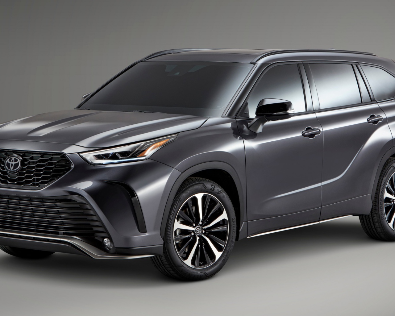 Серый внедорожник Тайота на сером фоне, 2021 года