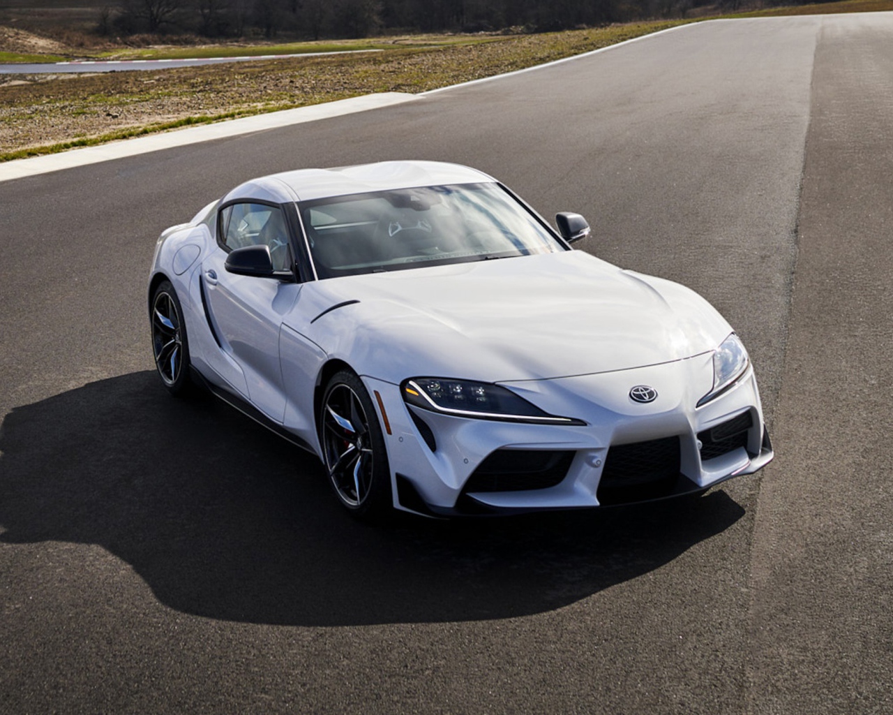 Спортивный автомобиль  Toyota GR Supra 3 Premium, 2020 года на трассе