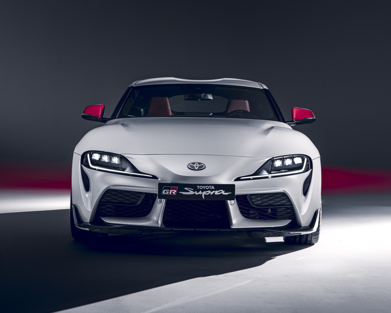 Белый автомобиль Toyota GR Supra 2L 2020 года вид спереди