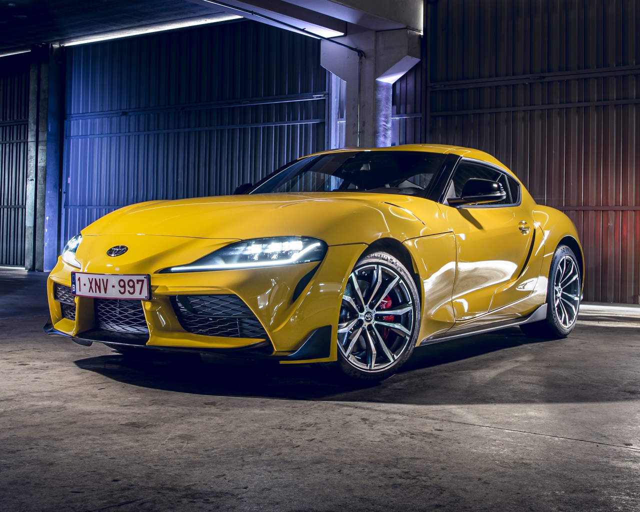 Желтый автомобиль Toyota GR Supra 2, 2020 года 