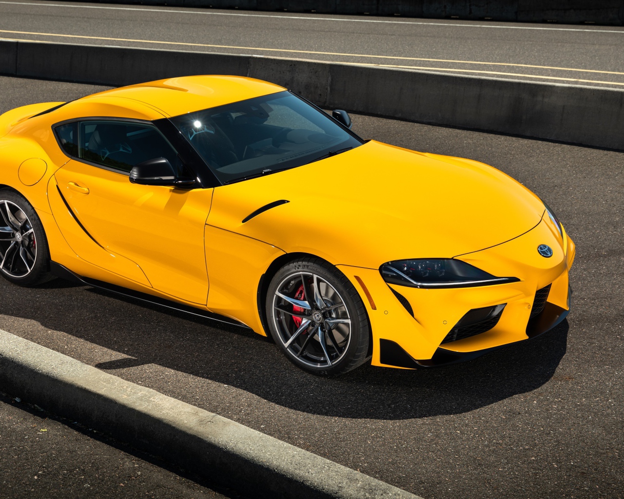 Желтый автомобиль  Toyota GR Supra, 2021 года 