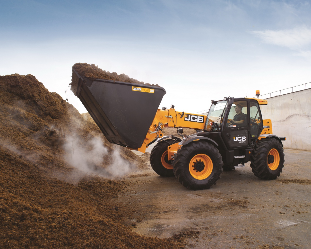 Экскаватор JCB 560-80 на работах 