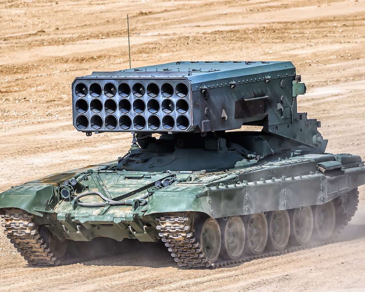 Российская боевая машина BM-1 TOS-1A на песке 